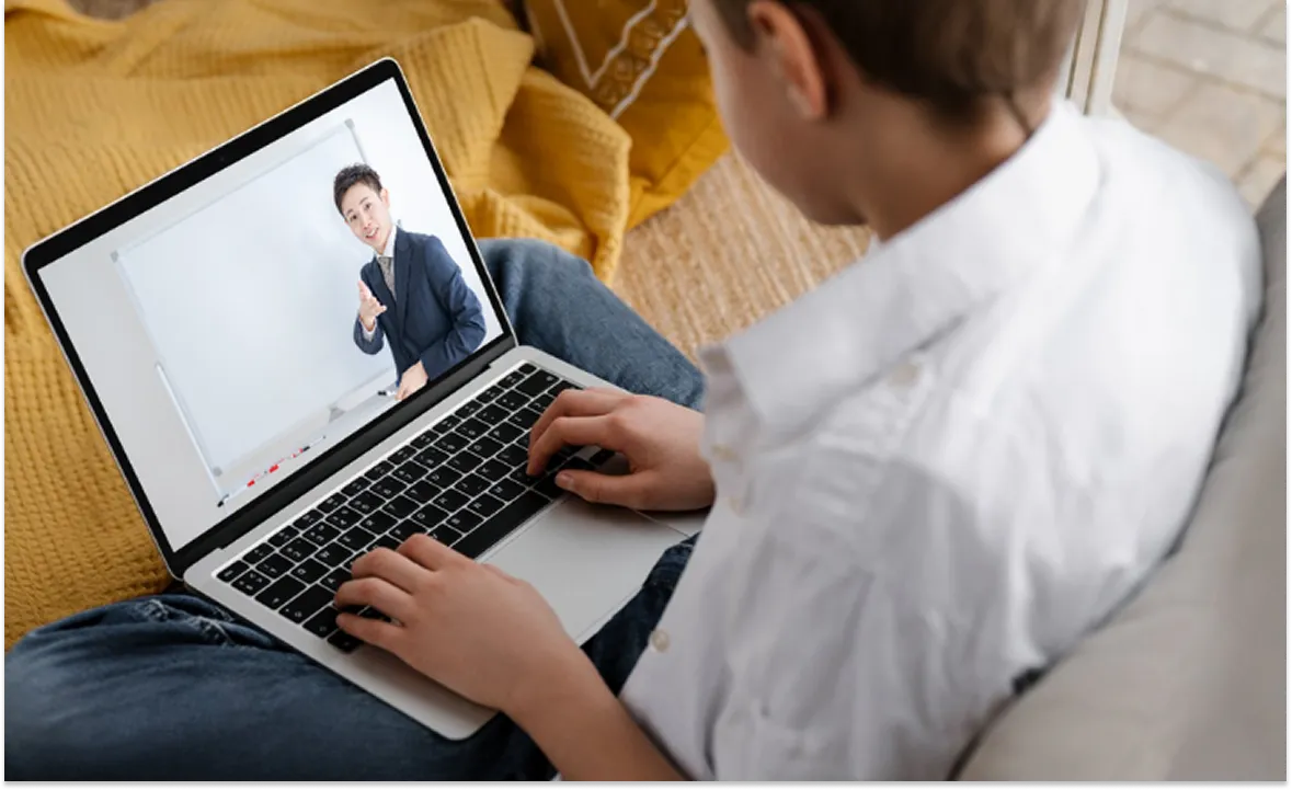 パソコンを触る男性