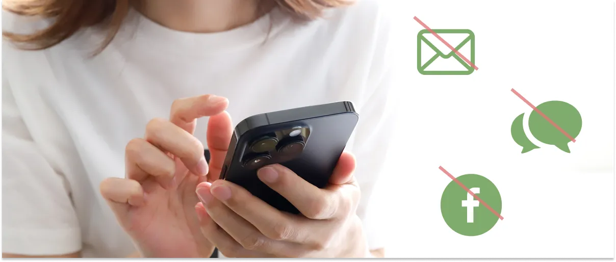 スマホを触る女性